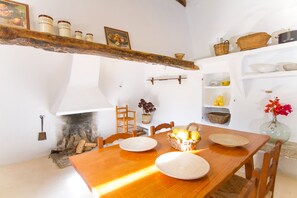 Réfrigérateur dans l'espace commun, micro-ondes dans l'espace commun