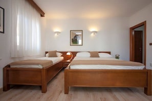 Quarto triplo, 1 quarto, vista para o pátio | 1 quarto, cofres nos quartos, ferros/tábuas de passar roupa