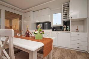 Deluxe Apartment, 1 Bedroom, Sea View | Private kitchen