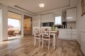 デラックス アパートメント 1 ベッドルーム シービュー | 専用キッチン | 冷蔵庫、電気ポット