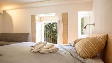1 slaapkamer, een bureau, een strijkplank/strijkijzer, babybedden