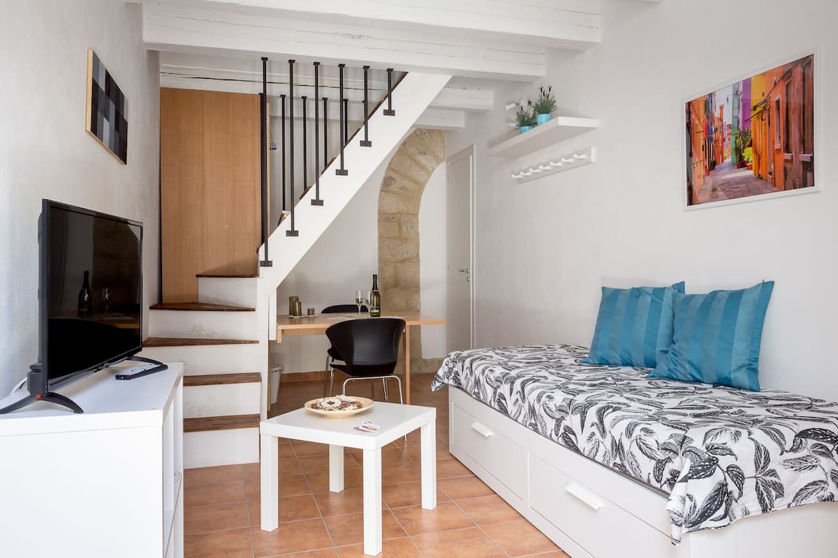 1 bedroom, desk, iron/ironing board, cribs (surcharge)