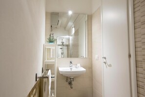 Shower, free toiletries, hair dryer, bidet - Residence Ortigia (Syracuse)
