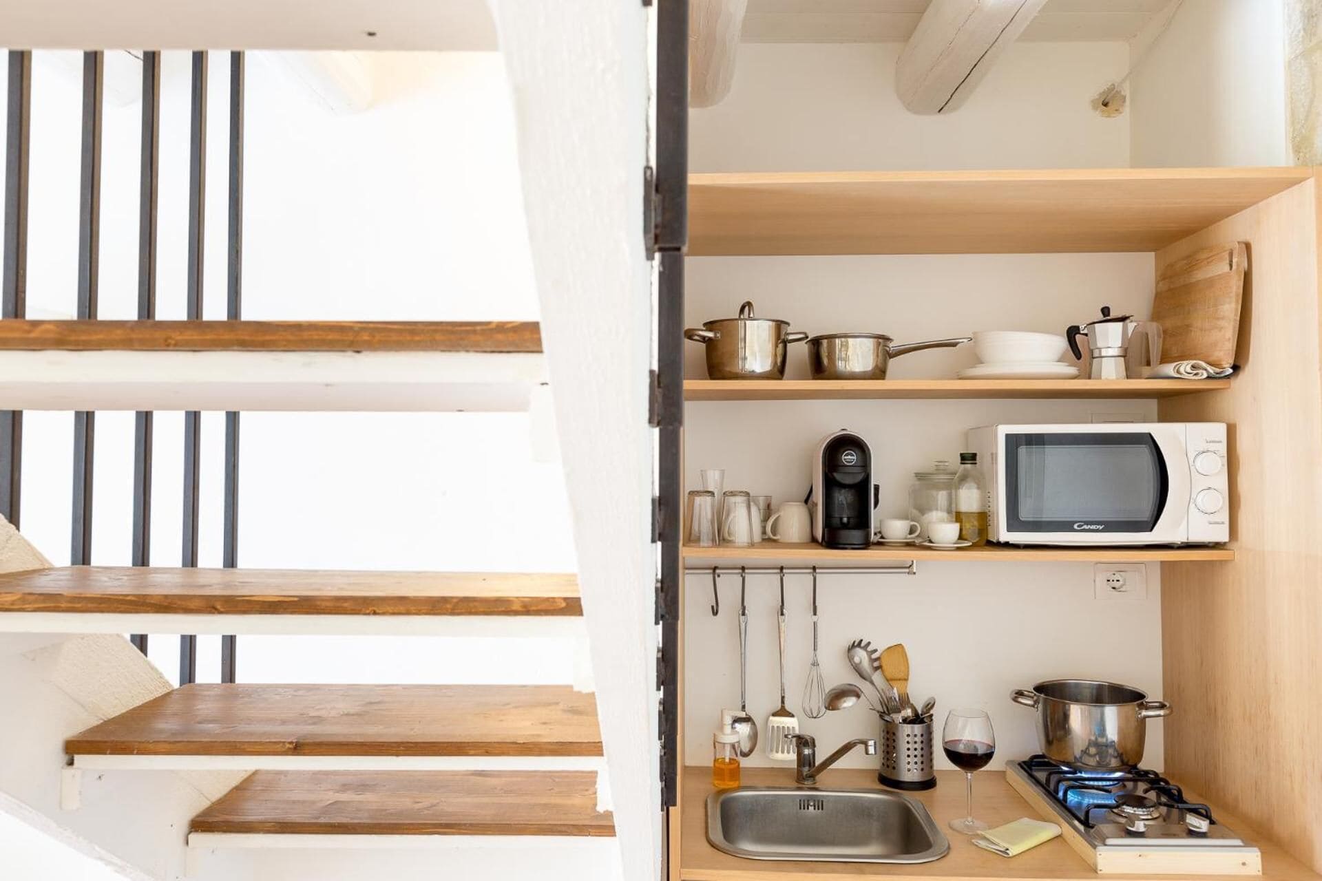 Frigorífico, microondas (previa solicitud) y cafetera o tetera