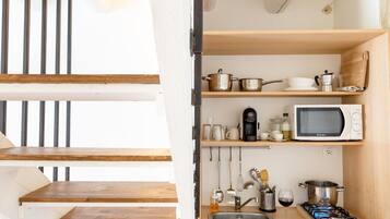 Refrigerador, microondas, cafetera y tetera y utensilios de cocina