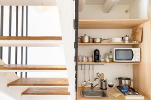 Fridge, microwave, coffee/tea maker, cookware/dishes/utensils - Residence Ortigia (Syracuse)