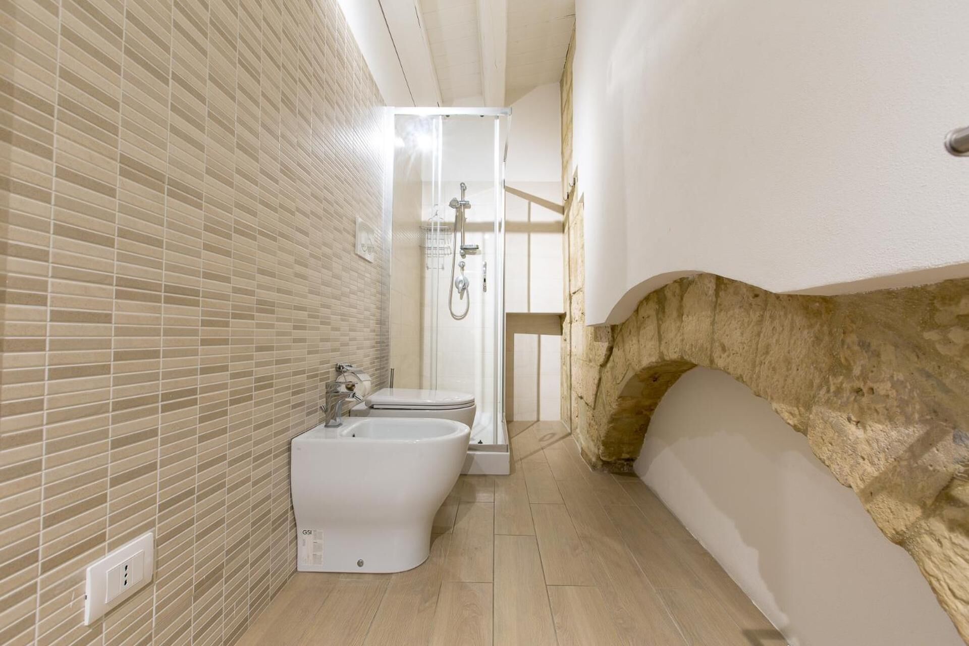 Doccia, set di cortesia gratuito, asciugacapelli, bidet