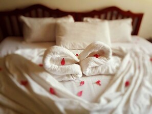 Premium bedding, desk, free WiFi, wheelchair access
