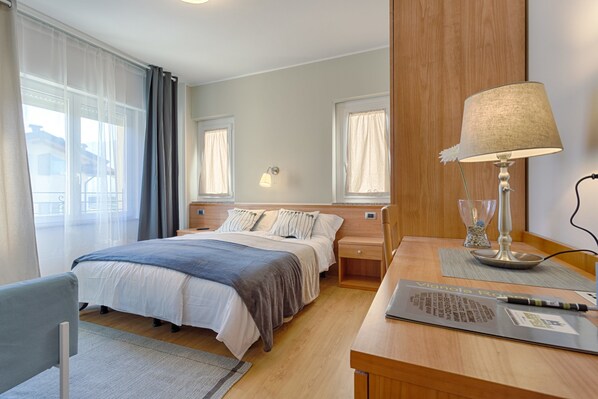 Premium bedding, minibar, desk, free WiFi