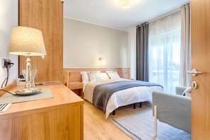 Premium bedding, minibar, desk, free WiFi