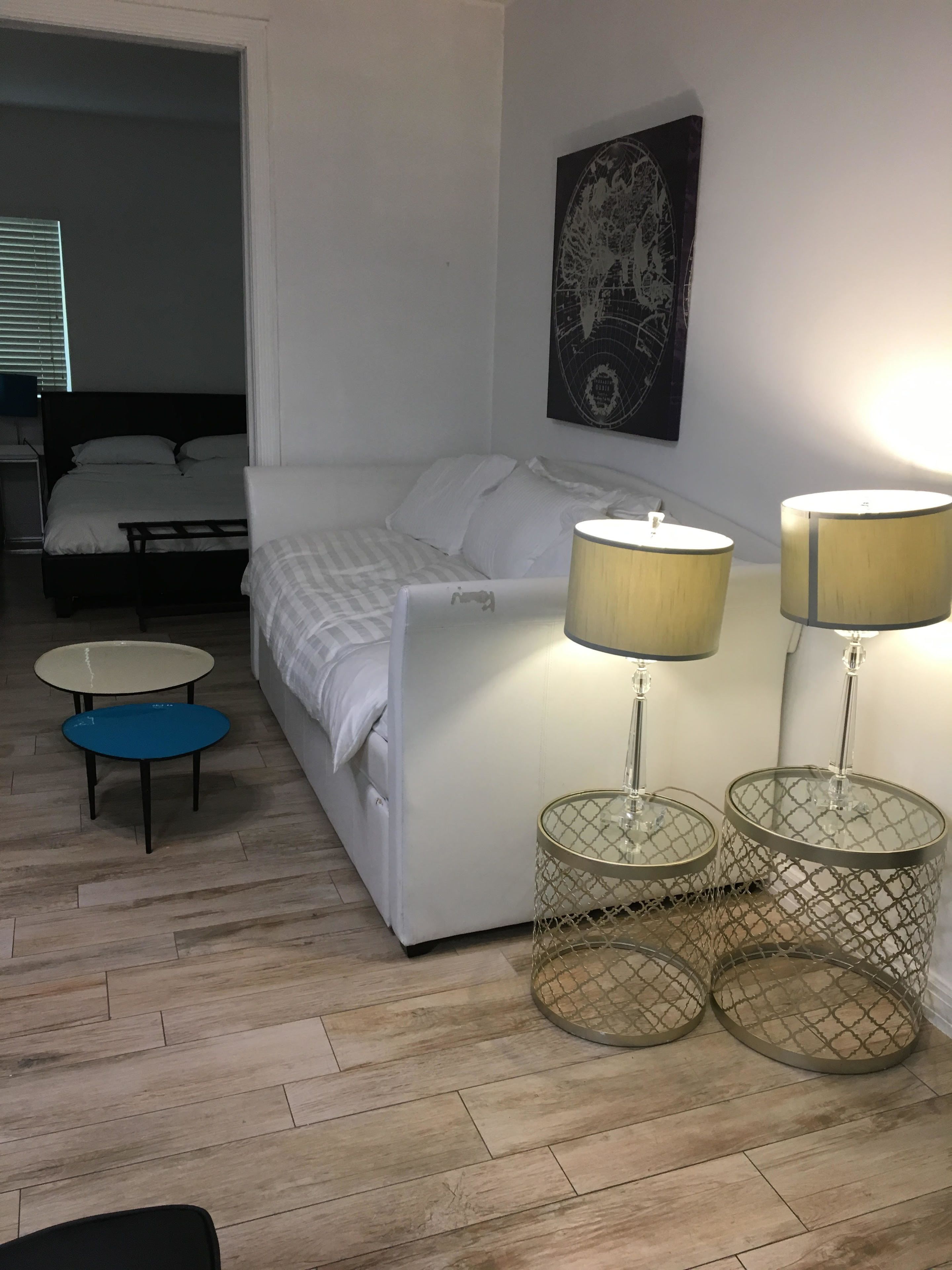 Un dormitorio con una cama, dos mesitas de noche y dos lámparas.