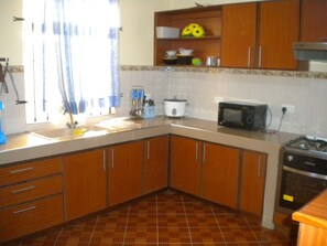 Comfort-huvila, useita makuuhuoneita | Yksityinen keittiö | Täysikokoinen jääkaappi, mikroaaltouuni, uuni, liesi