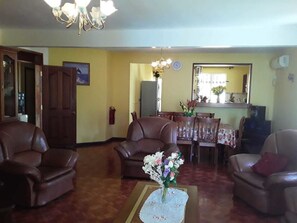 70-inch flat-screen TV with satellite channels, TV, DVD player - La Villa de Marie (Grand-Baie)