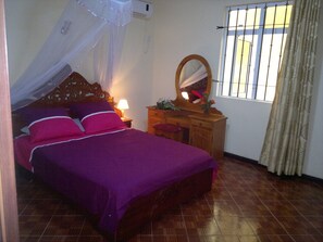 Comfort Villa, Multiple Bedrooms | 7 bedrooms, in-room safe, individually decorated, desk - La Villa de Marie (Grand-Baie)