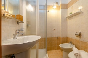 Dusche, kostenlose Toilettenartikel, Haartrockner, Bademäntel