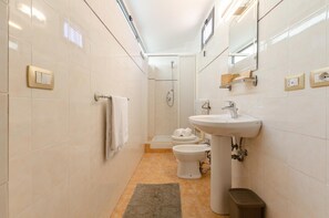 Dusj, toalettartikler (inkludert), hårføner og badekåper