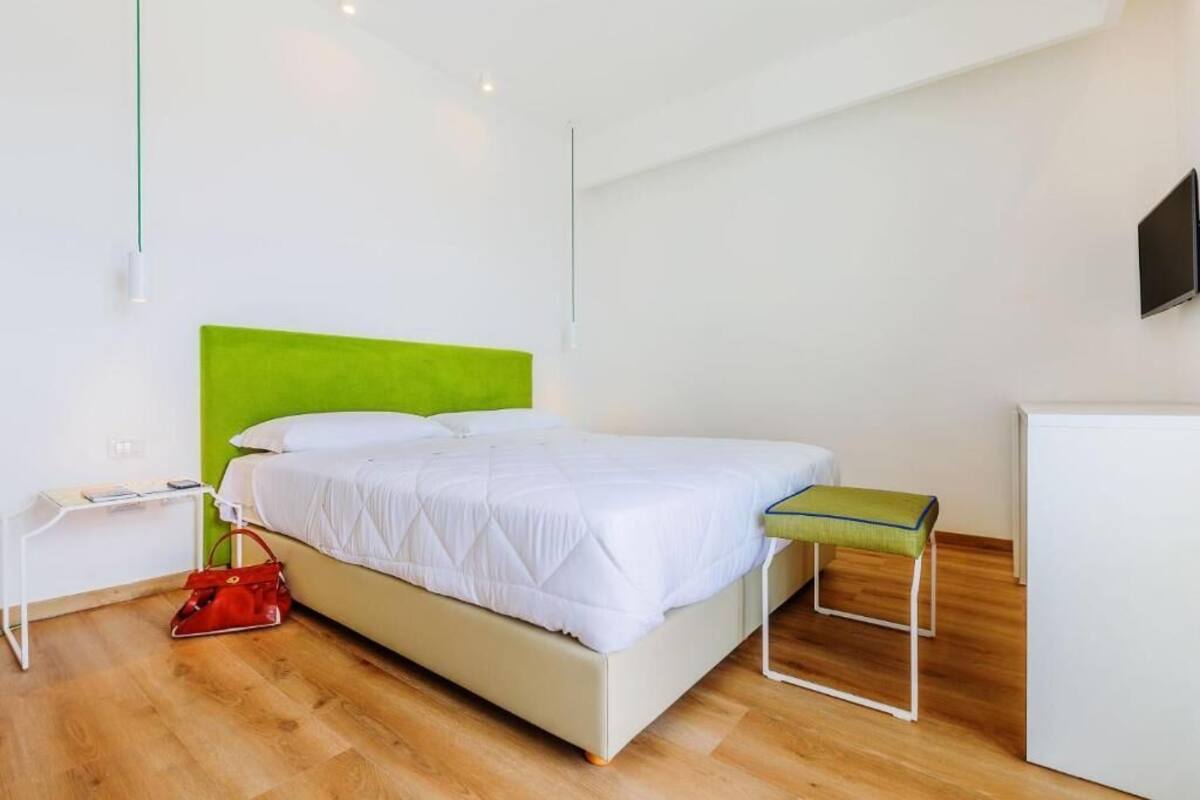 Premium bedding, down comforters, minibar, in-room safe