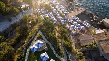 Vlak bij het strand, vervoer van/naar het strand, kajakken, roeien