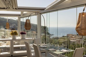 Serveert lunch en diner, lokale gerechten