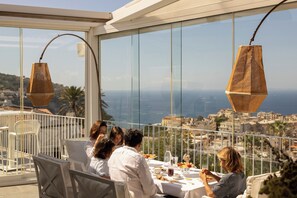 S'hi serveixen dinars, sopars i plats de cuina local