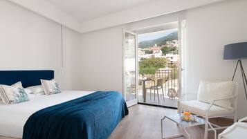 Junior-sviitti | Ylelliset vuodevaatteet, untuvapeitot, minibaari, tallelokero huoneessa