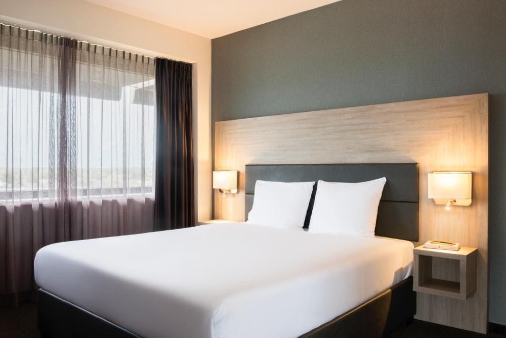 Ropa de cama de alta calidad y caja de seguridad en la habitación 