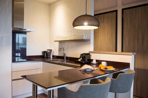 Departamento junior, 1 cama matrimonial | Cocina privada | Refrigerador, microondas, horno y parrilla de estufa 