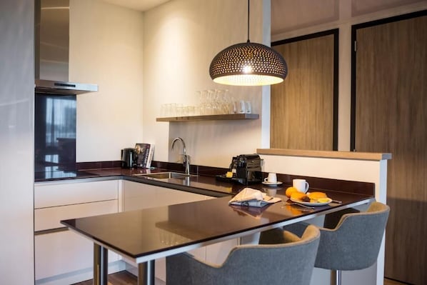 Apartamento junior, 1 cama doble | Cocina privada | Frigorífico, microondas, horno y placa de cocina