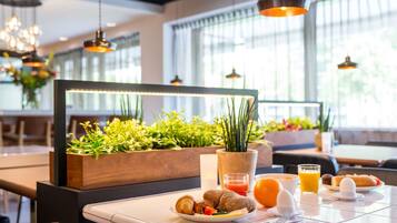 Desayuno continental diario (EUR 16 por persona)