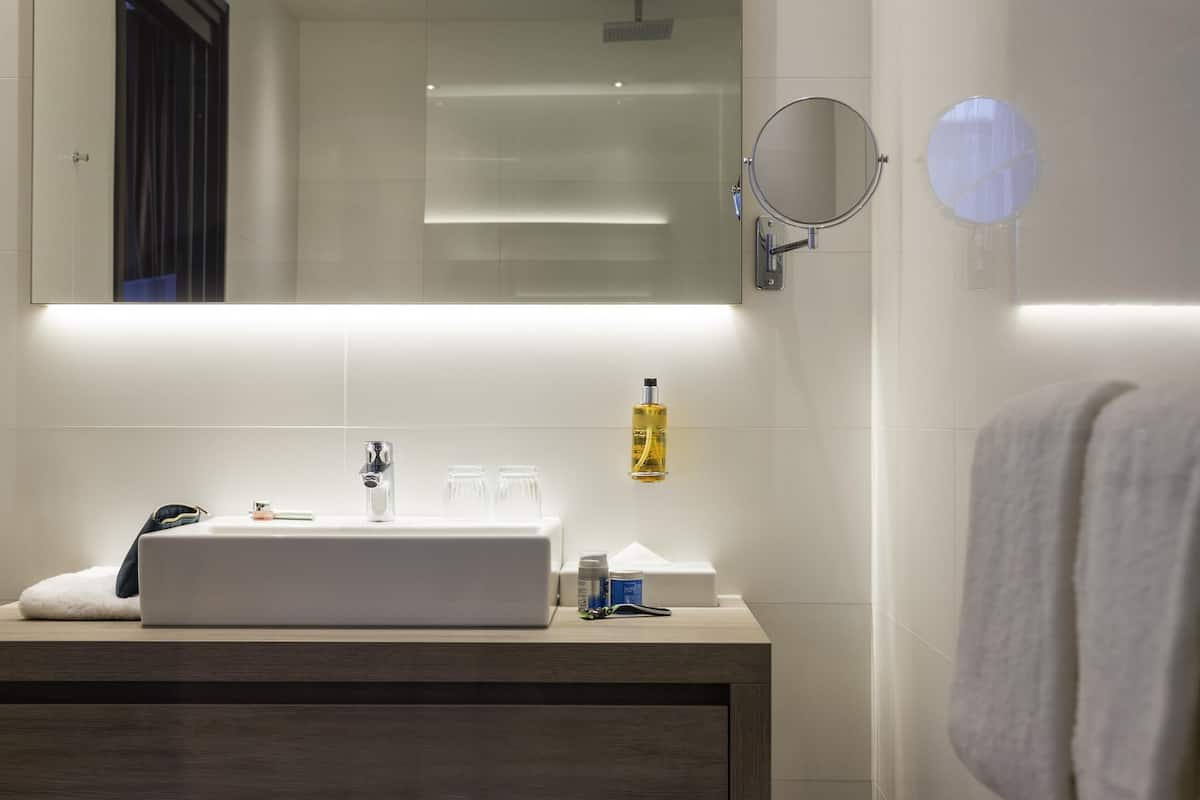 2 quartos, roupas de cama premium, cofres nos quartos, escrivaninha