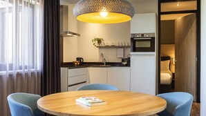 Een moderne keuken met een inbouwoven, een koffieapparaat en een spoelbak.