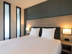 Ropa de cama de alta calidad y caja de seguridad en la habitación