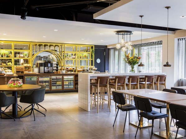 Daily continental breakfast (EUR 16 per person)