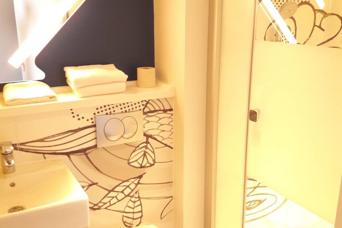 desk, soundproofing, free wifi, bed sheets