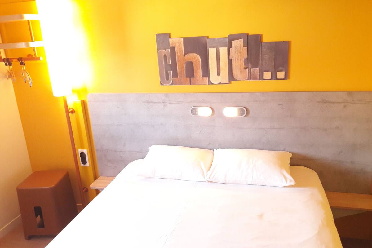double room | desk, soundproofing, free wifi, bed sheets