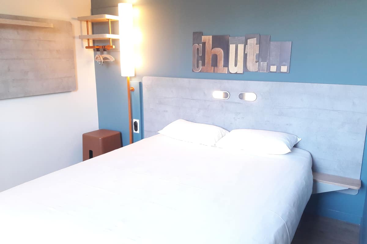 double room | desk, soundproofing, free wifi, bed sheets