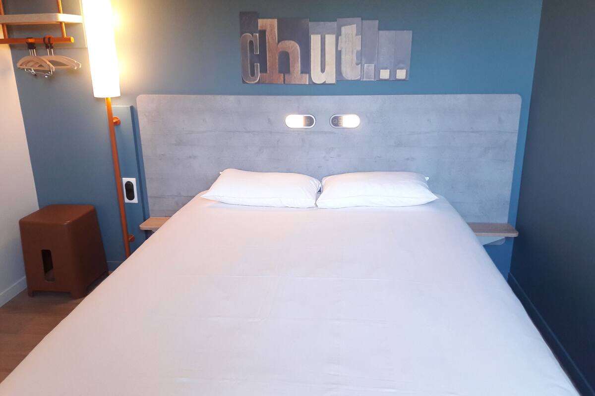 double room | desk, soundproofing, free wifi, bed sheets
