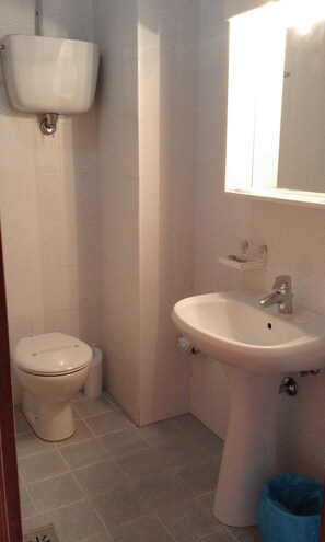 Shower, free toiletries, hair dryer, towels - Hotel Beniamino Ubaldi (Gubbio)