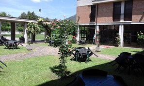Courtyard - Hotel Beniamino Ubaldi (Gubbio)