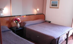 Tremannsrom – familie | Skrivebord, wi-fi (inkludert) og sengetøy