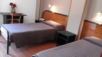 Camera con 2 letti singoli | Una scrivania, Wi-Fi gratuito, lenzuola