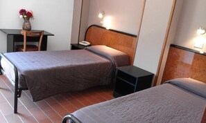 Twin Room | Desk, WiFi (free), bed sheets - Hotel Beniamino Ubaldi (Gubbio)