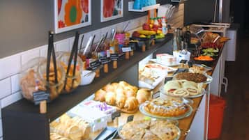 Buffet com diversos pratos e acompanhamentos.