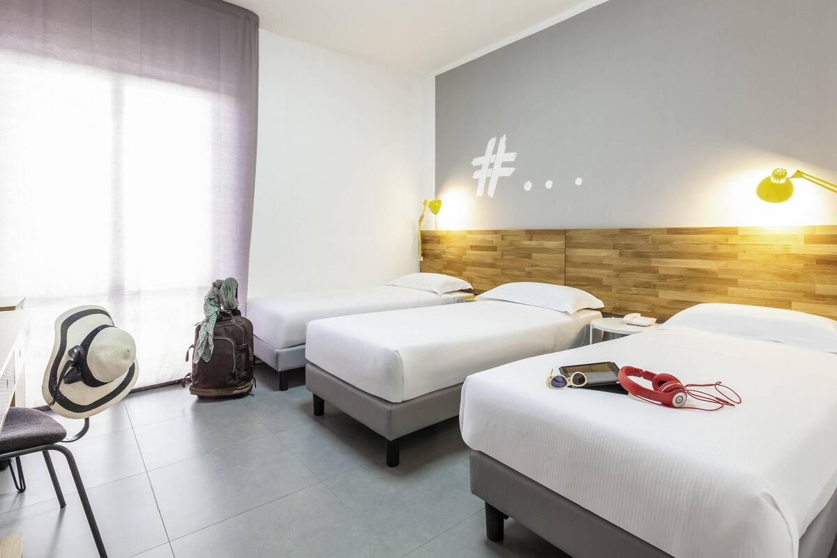 Standaard kamer, Meerdere bedden | Luxe beddengoed, een bureau, een laptopwerkplek, geluiddichte muren