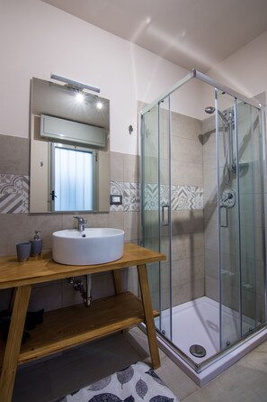 Shower, free toiletries, hair dryer, bidet - B&B Turiddu (Catania)