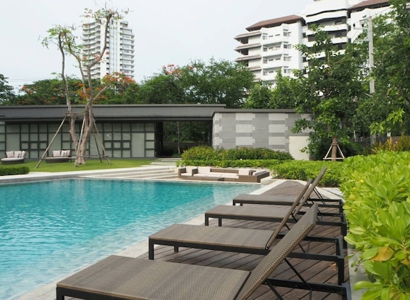 Piscine extérieure, chaises longues
