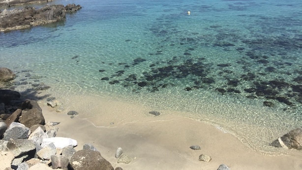 A clear coastal beach with visible rocks and calm water. - Villa Paglianiti - Your Family Residence (Briatico)