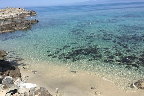 Na praia, areia branca, serviço de traslado de/para a praia