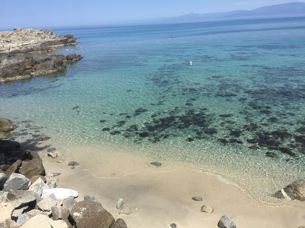 Plage, sable blanc, navette pour la plage, parasols