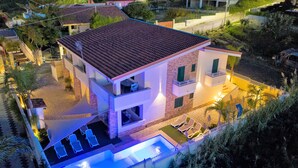 A modern two-story house with a swimming pool, a covered patio, and a well-maintained garden. - Villa Paglianiti - Your Family Residence (Briatico)